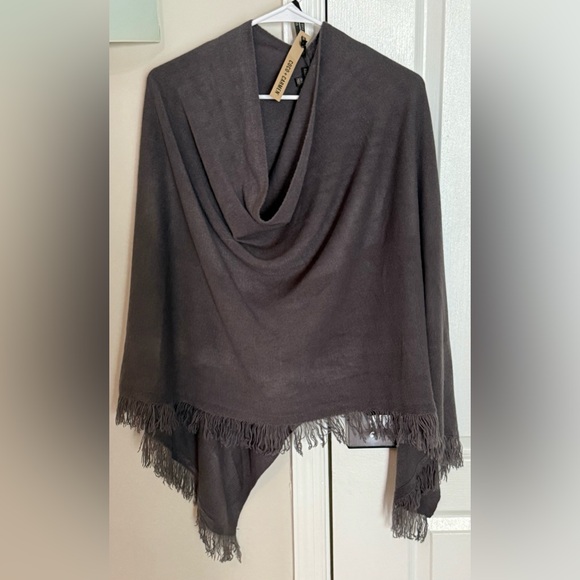 Coco + Carmen Charcoal Lightweight Fringed Poncho - Picture 1 of 3